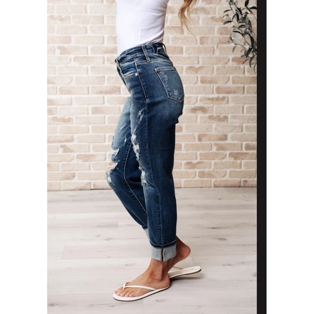 Judy Blue Mid Rise Cuffed Destroy Boyfriend Size 9/29 - Picture 2 of 8